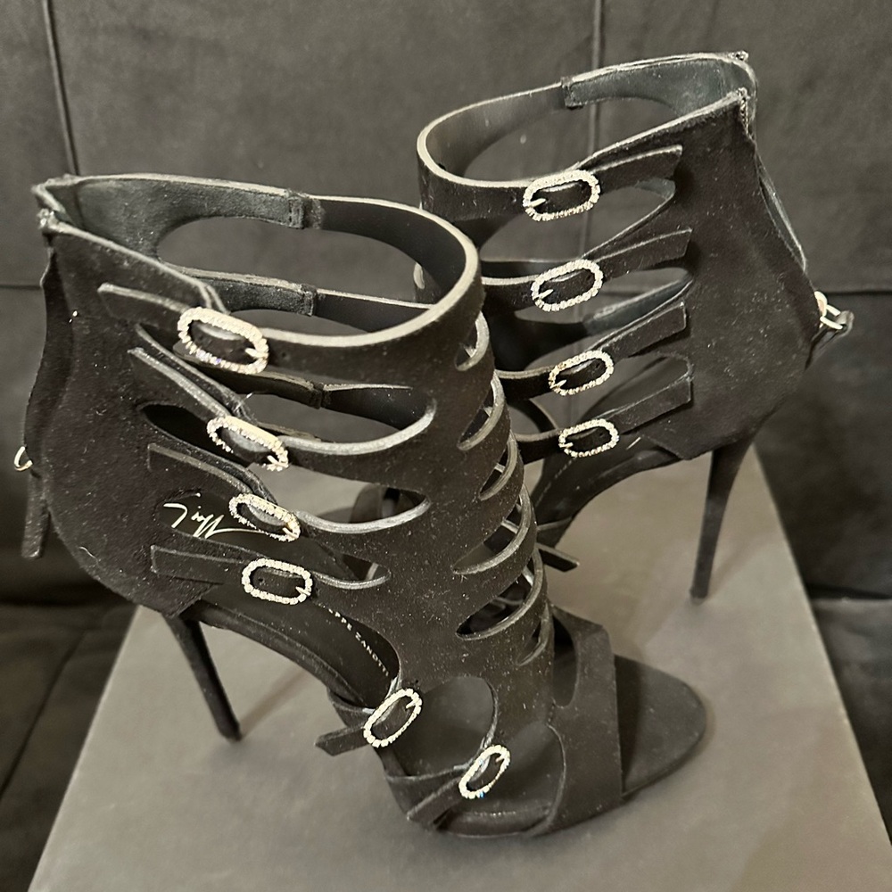 Giuseppe Zanotti black bootie heels size 40 new never worn